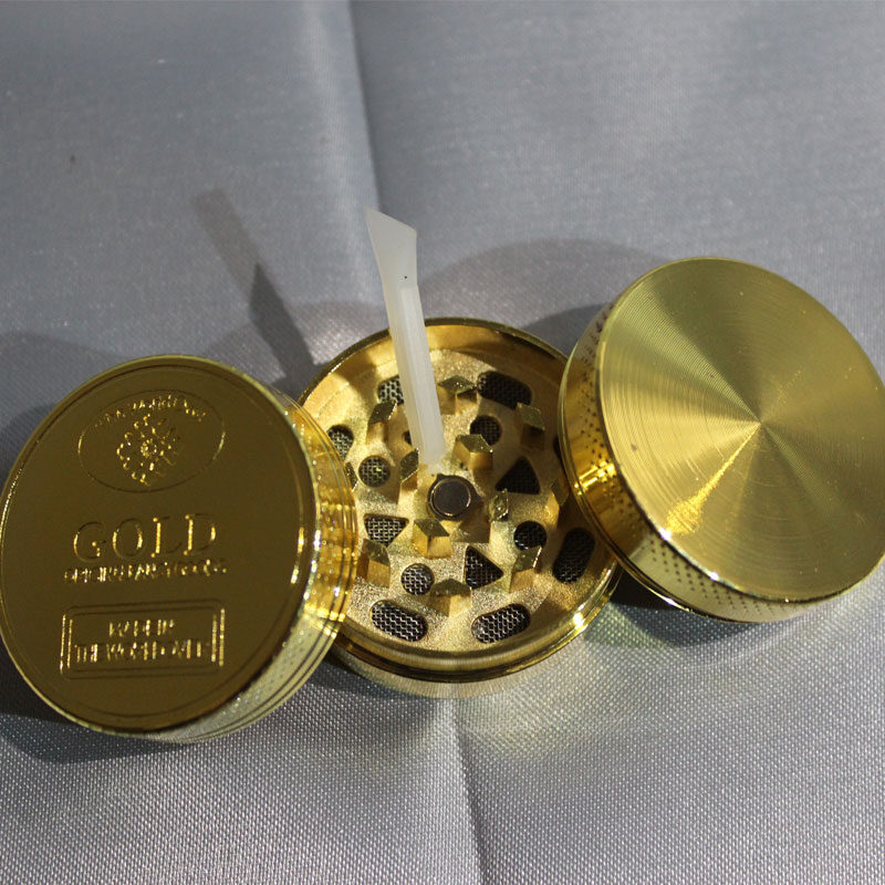 immagine di un grinder colore oro in metallo 3 parti